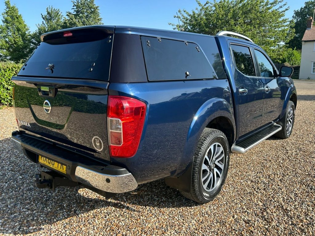 Nissan Navara Tekna Black #70