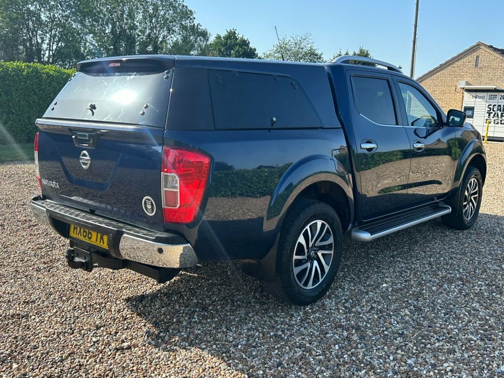Nissan Navara Tekna Black #6