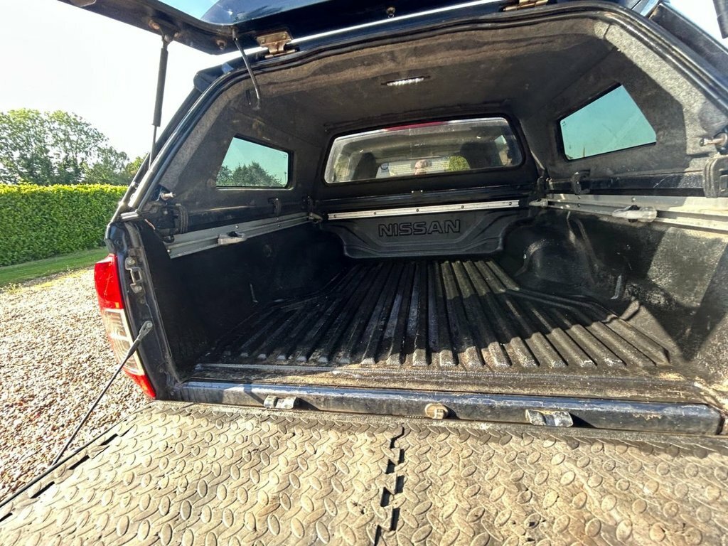 Nissan Navara Tekna Black #32