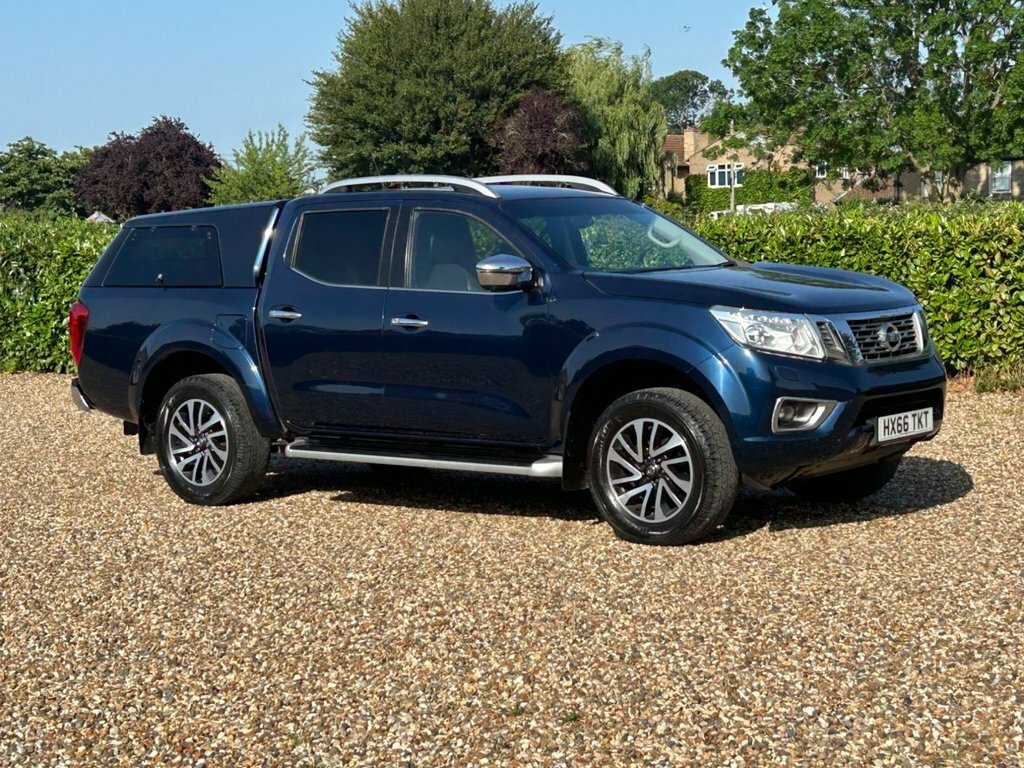 Nissan Navara Tekna Black #57