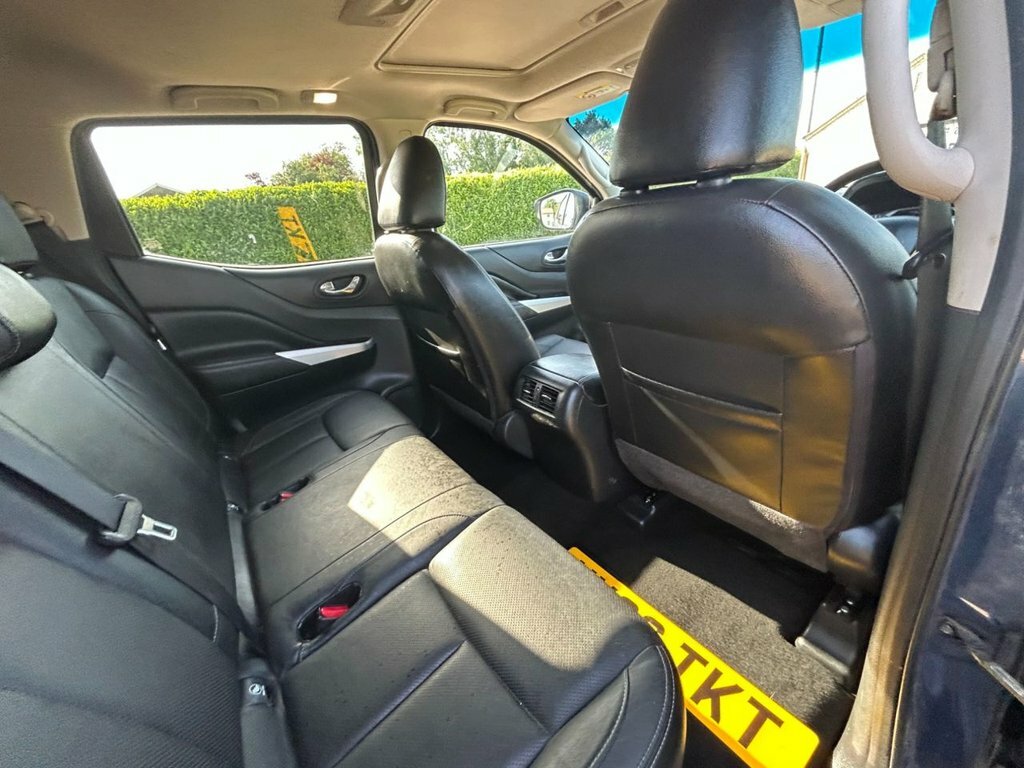 Nissan Navara Tekna Black #37