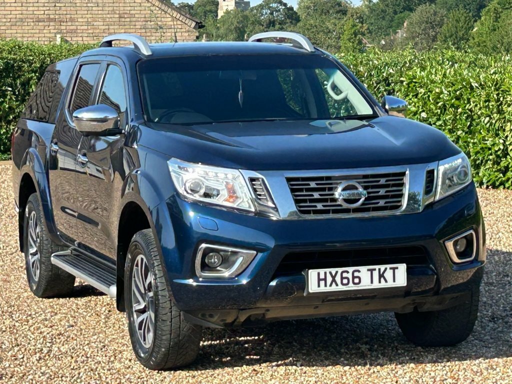 Nissan Navara Tekna Black #60