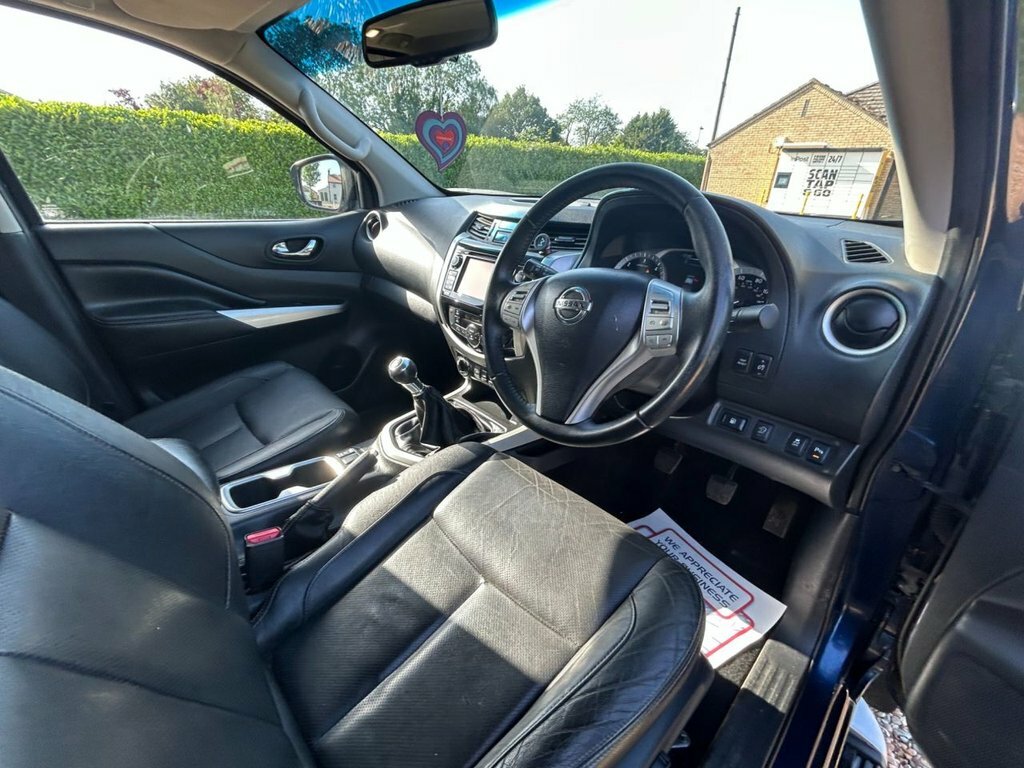 Nissan Navara Tekna Black #42