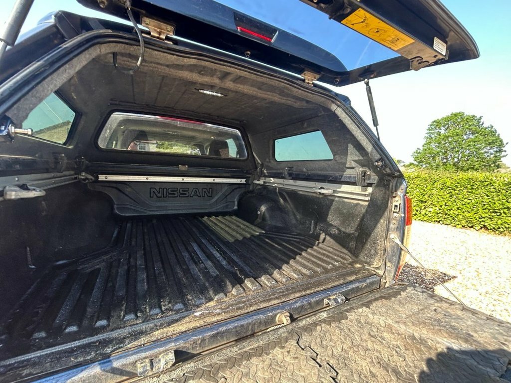 Nissan Navara Tekna Black #31