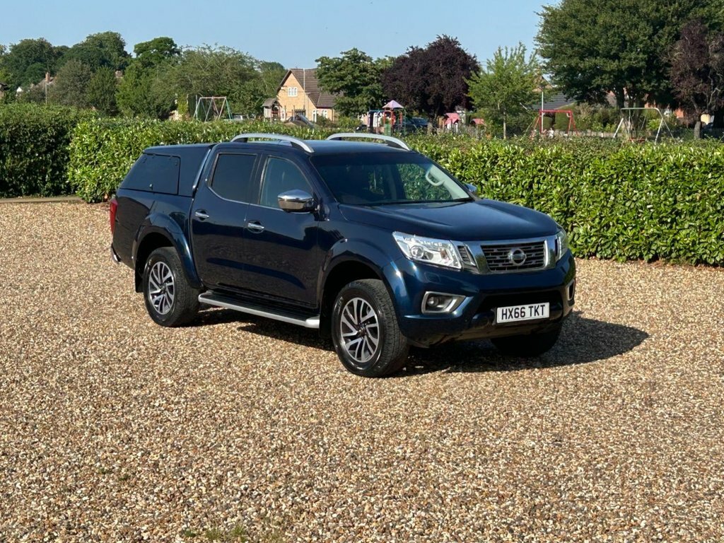 Nissan Navara Tekna Black #58
