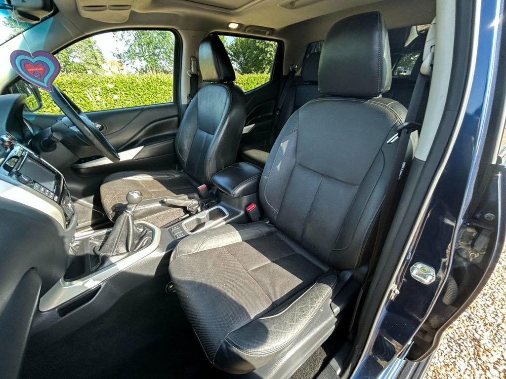 Nissan Navara Tekna Black #23