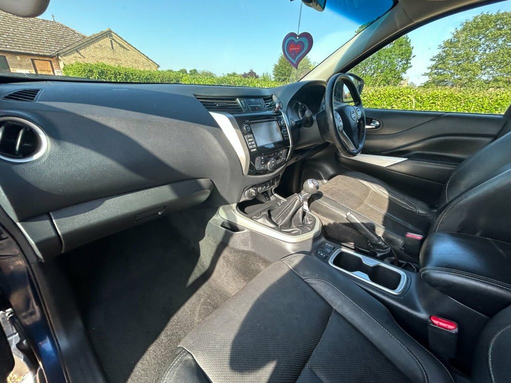 Nissan Navara Tekna Black #24