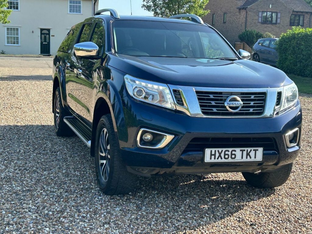 Nissan Navara Tekna Black #17