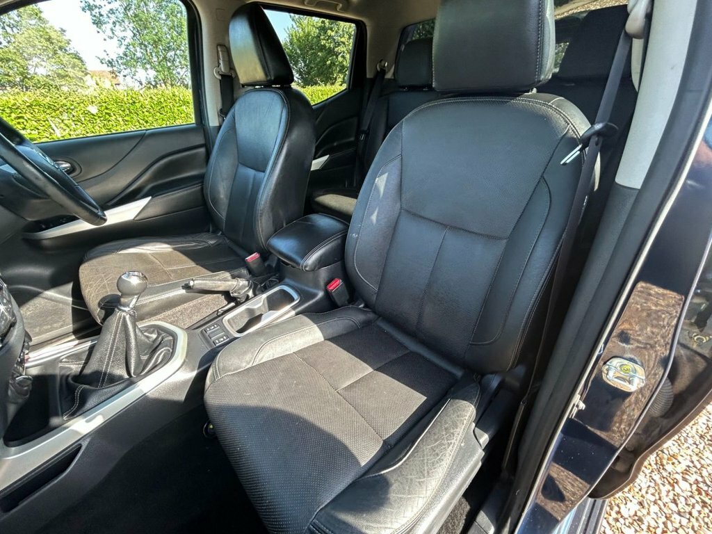 Nissan Navara Tekna Black #22