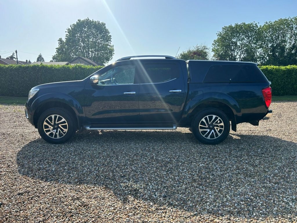 Nissan Navara Tekna Black #64