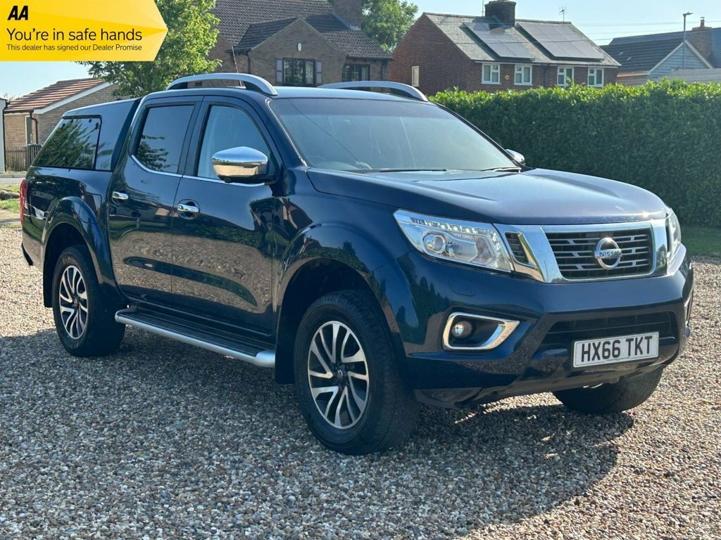 Nissan Navara Tekna Black #1
