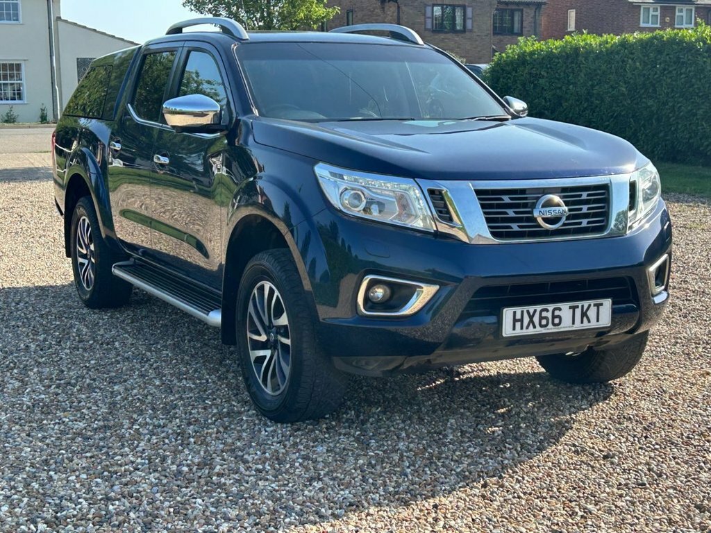 Nissan Navara Tekna Black #18