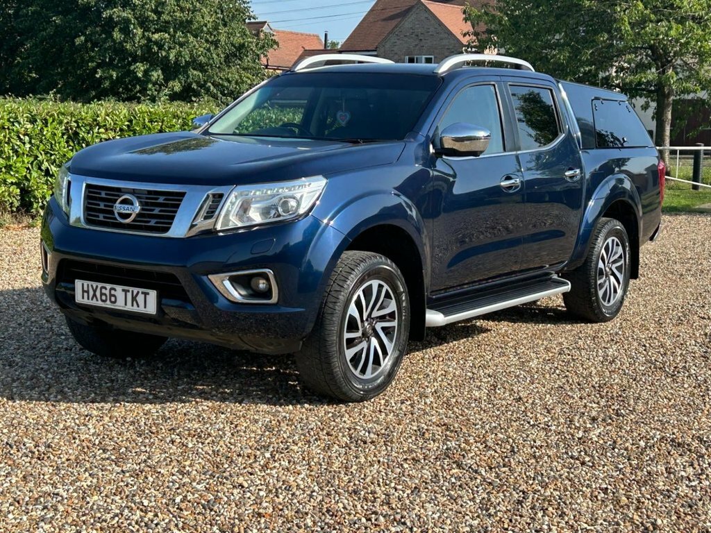 Nissan Navara Tekna Black #13
