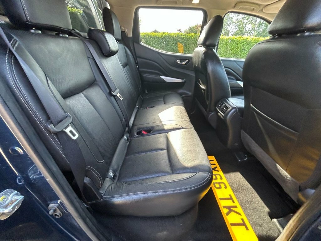 Nissan Navara Tekna Black #35