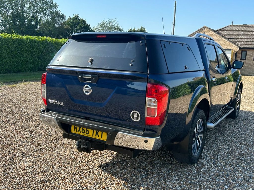 Nissan Navara Tekna Black #7