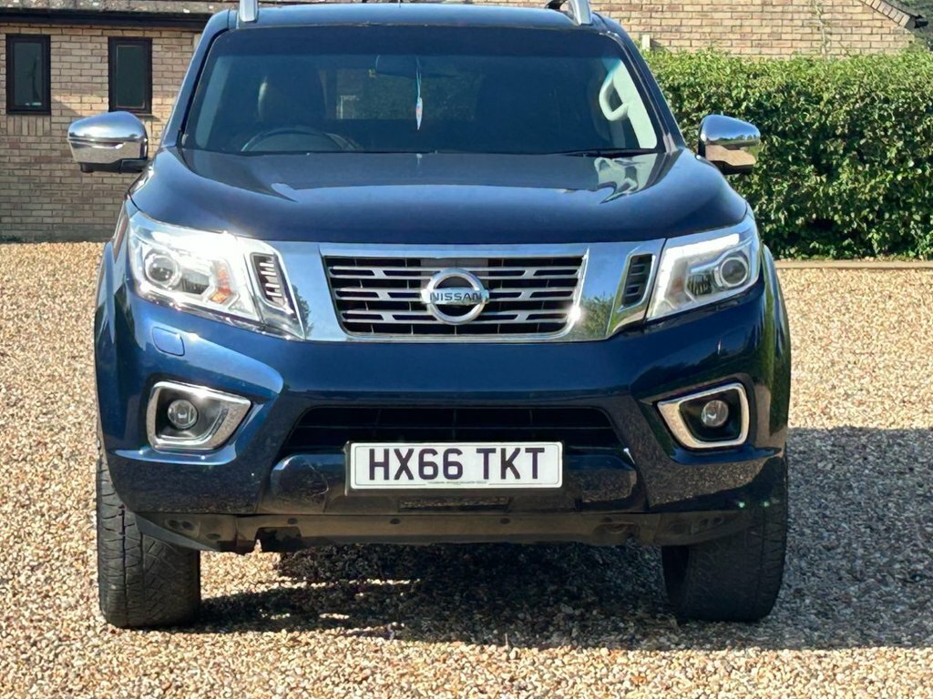 Nissan Navara Tekna Black #61