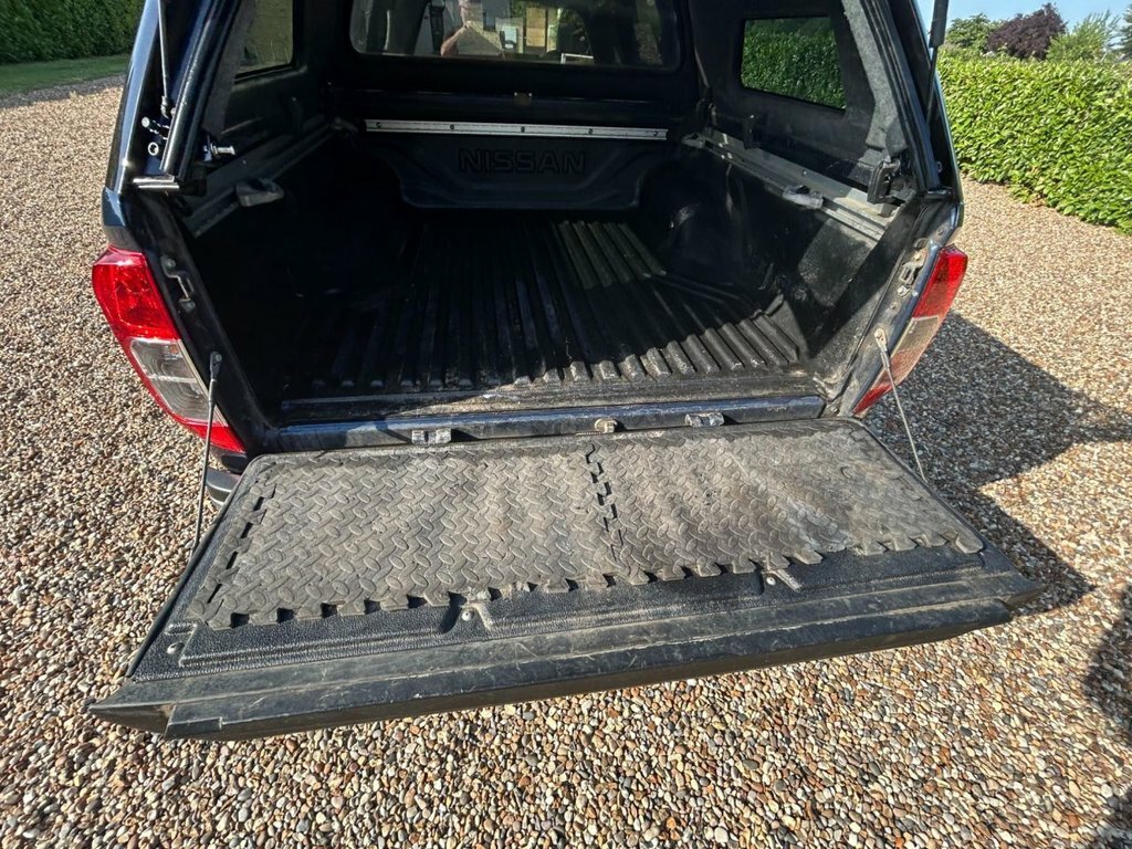 Nissan Navara Tekna Black #30
