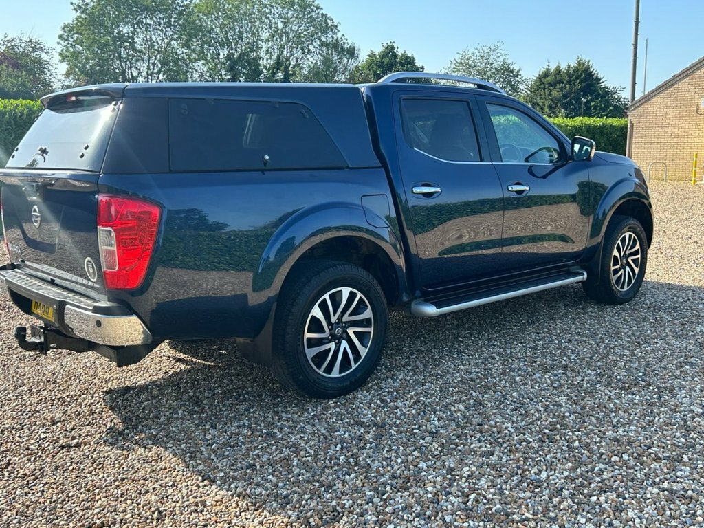 Nissan Navara Tekna Black #5
