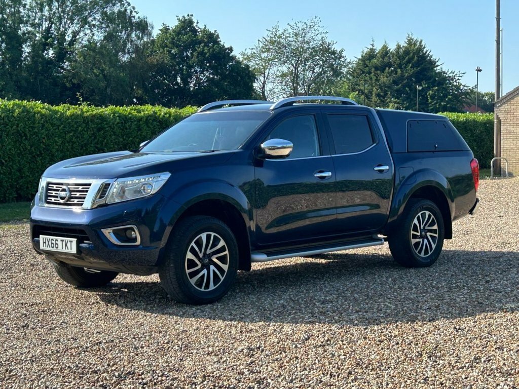 Nissan Navara Tekna Black #63