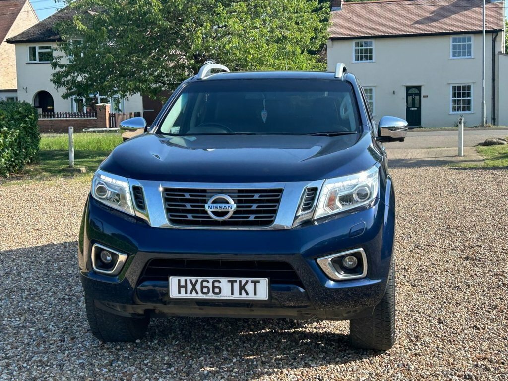 Nissan Navara Tekna Black #16