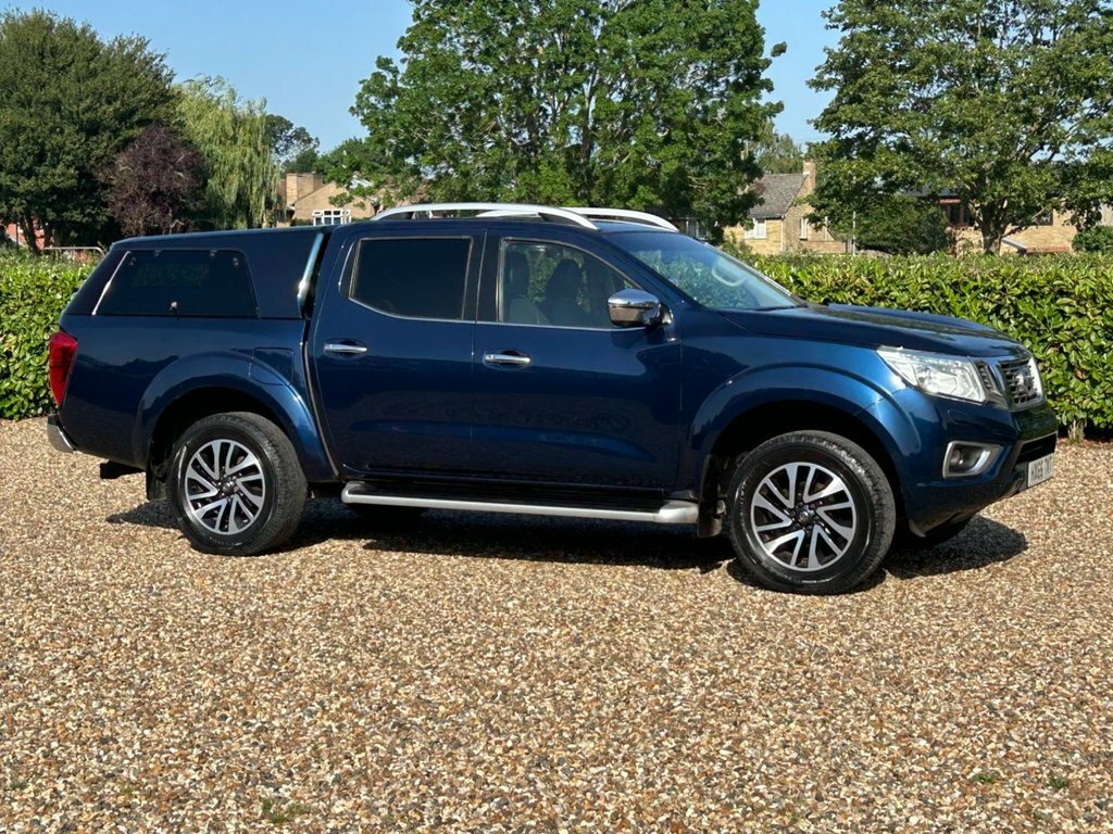 Nissan Navara Tekna Black #56