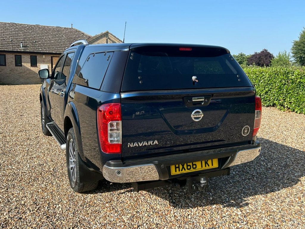 Nissan Navara Tekna Black #10