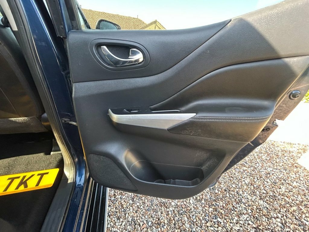 Nissan Navara Tekna Black #38