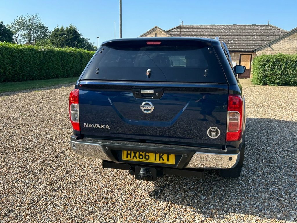 Nissan Navara Tekna Black #8