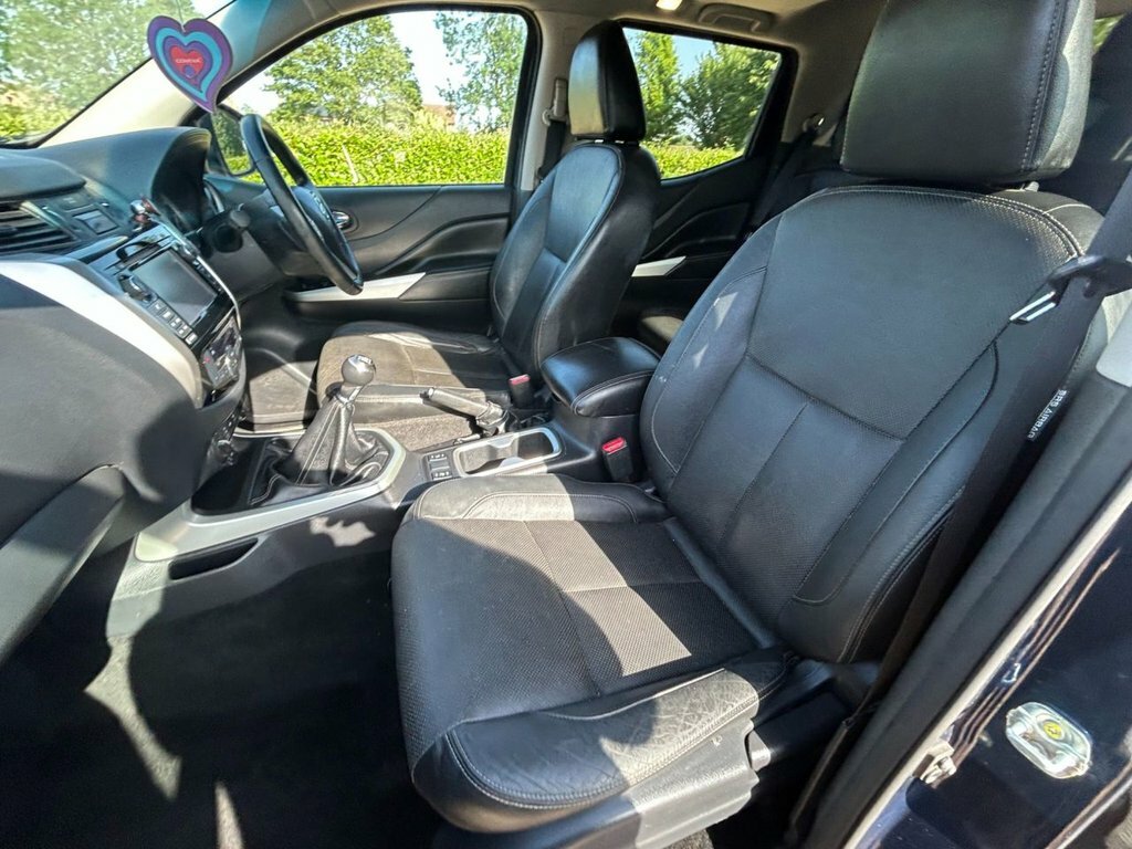 Nissan Navara Tekna Black #21