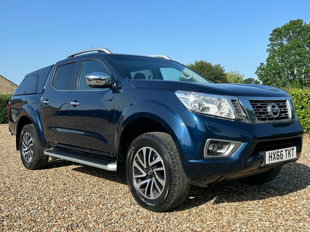 Nissan Navara Tekna Black #71