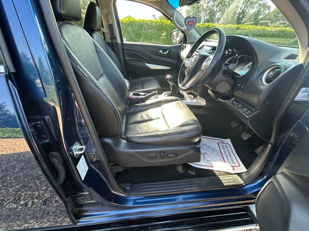 Nissan Navara Tekna Black #39