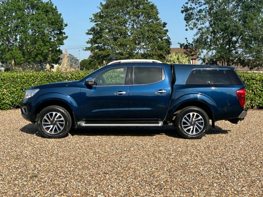 Nissan Navara Tekna Black #12