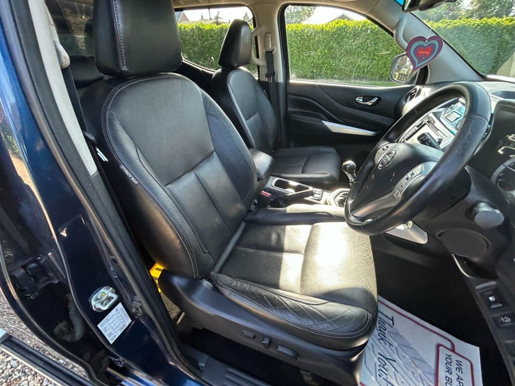 Nissan Navara Tekna Black #40
