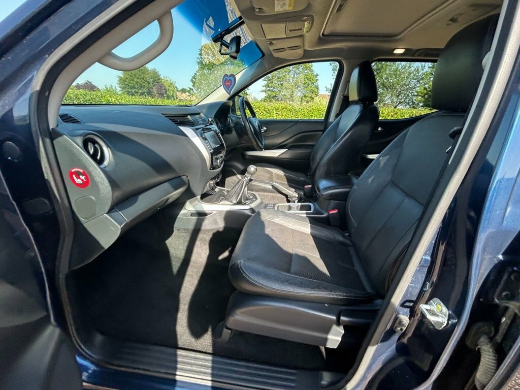 Nissan Navara Tekna Black #19