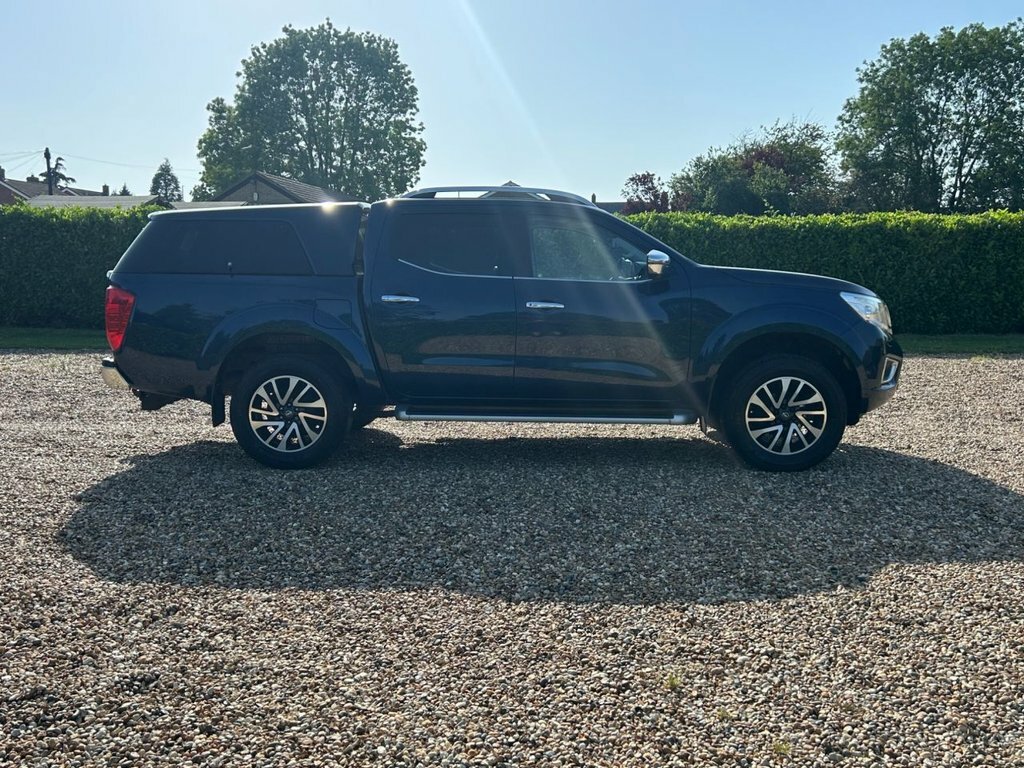 Nissan Navara Tekna Black #4