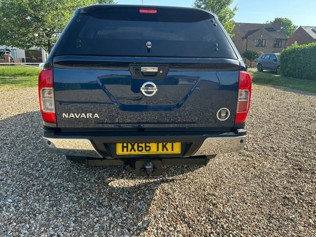 Nissan Navara Tekna Black #68