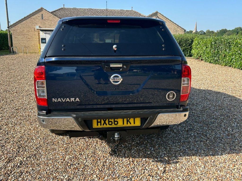 Nissan Navara Tekna Black #9