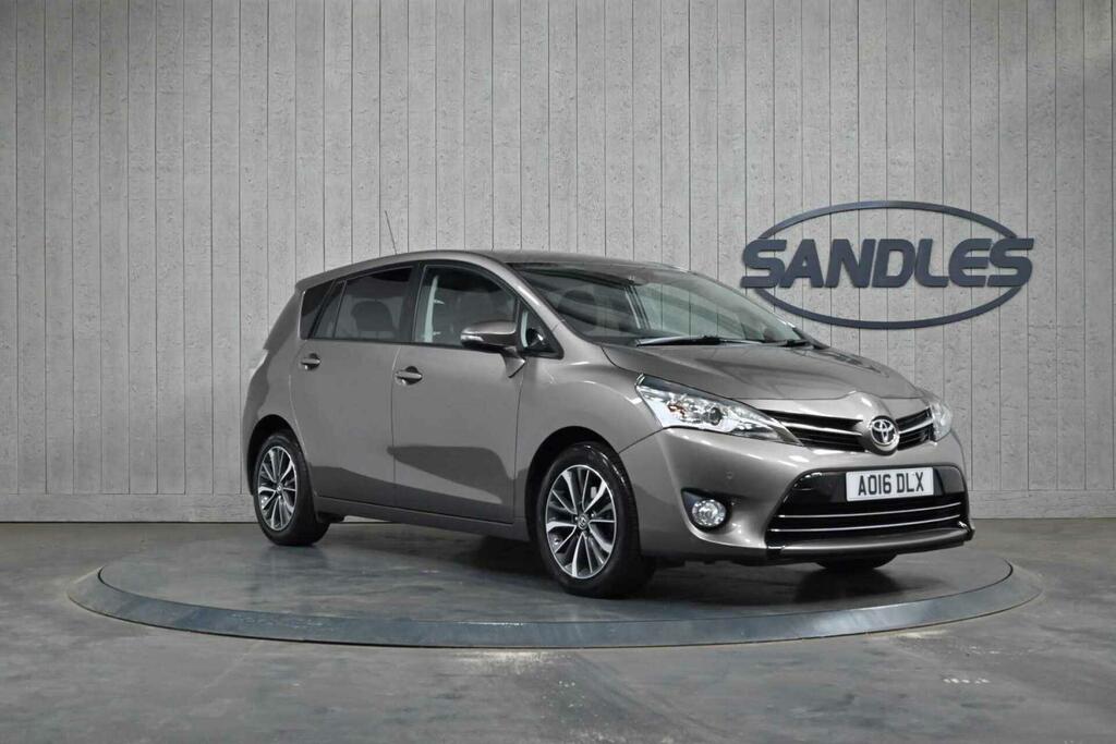 Toyota Verso Design Brown