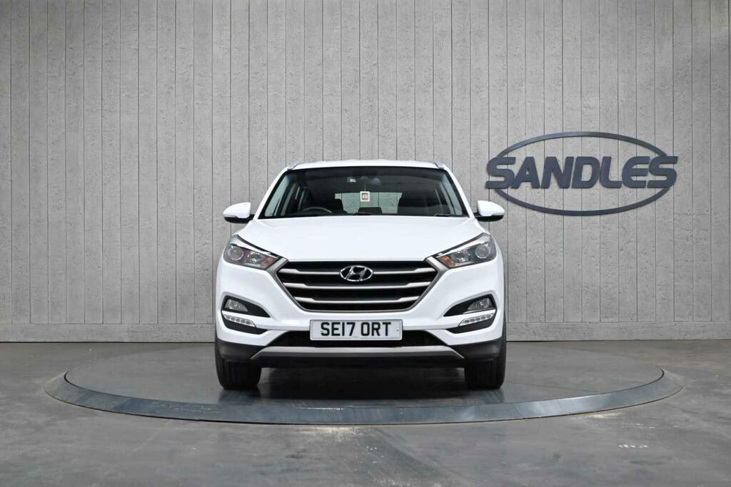 Hyundai Tucson 1.7 Crdi Blue Drive Se Nav Euro 6 Ss SE17ORT White #4