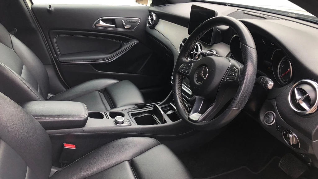 Mercedes-Benz GLA Class Gla 200 Sport Premium D FP67FSV White #3