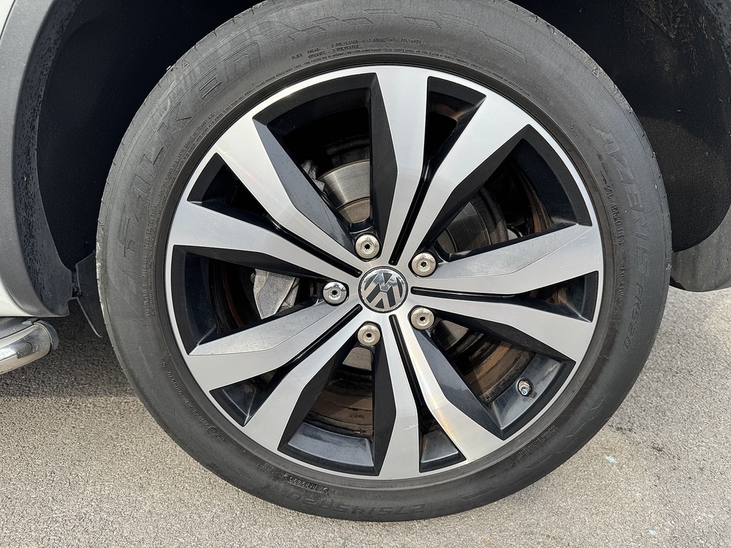 Volkswagen Touareg  Black #16