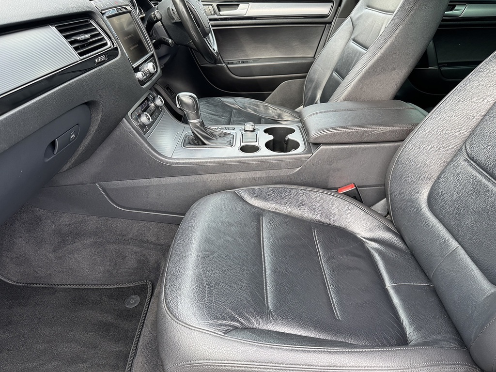 Volkswagen Touareg  Black #36