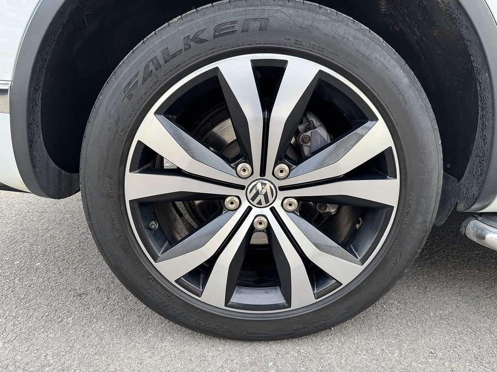 Volkswagen Touareg  Black #15