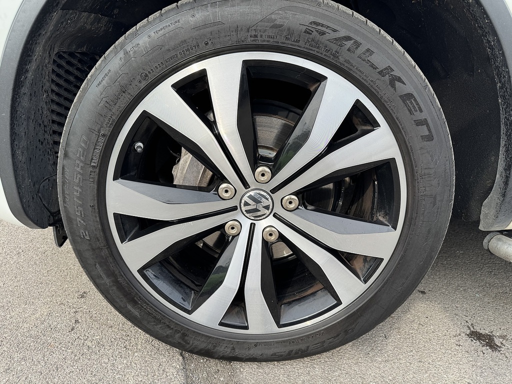 Volkswagen Touareg  Black #17
