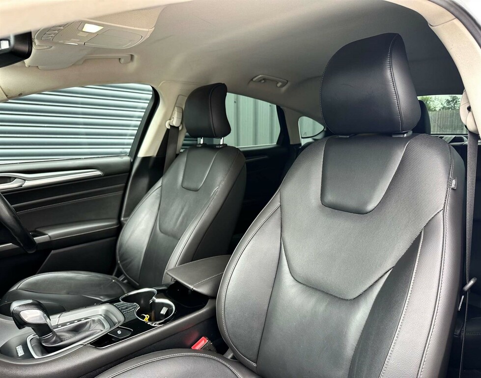 Ford Mondeo Hatchback Blue #41