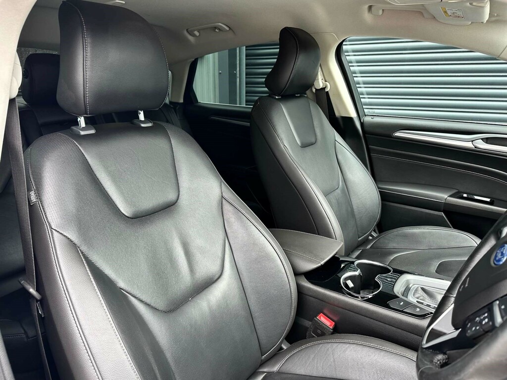 Ford Mondeo Hatchback Blue #28