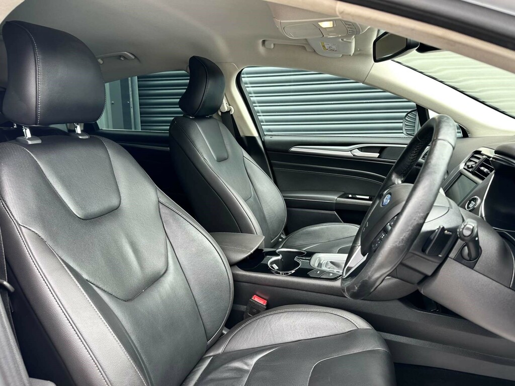 Ford Mondeo Hatchback Blue #24