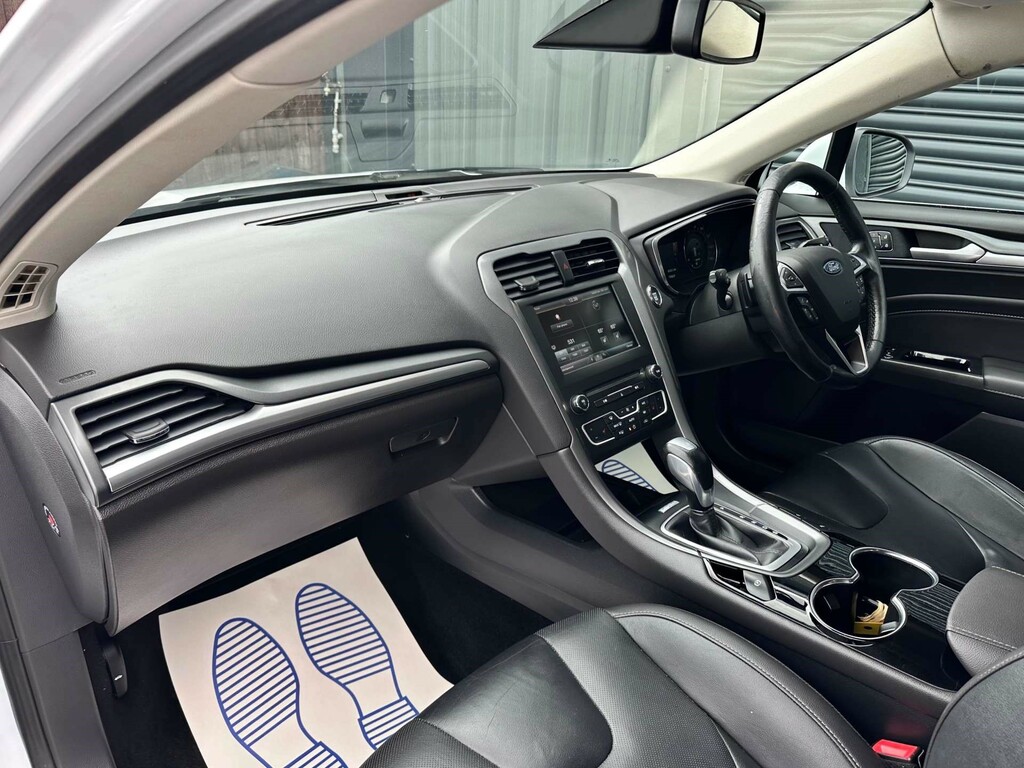 Ford Mondeo Hatchback Blue #40