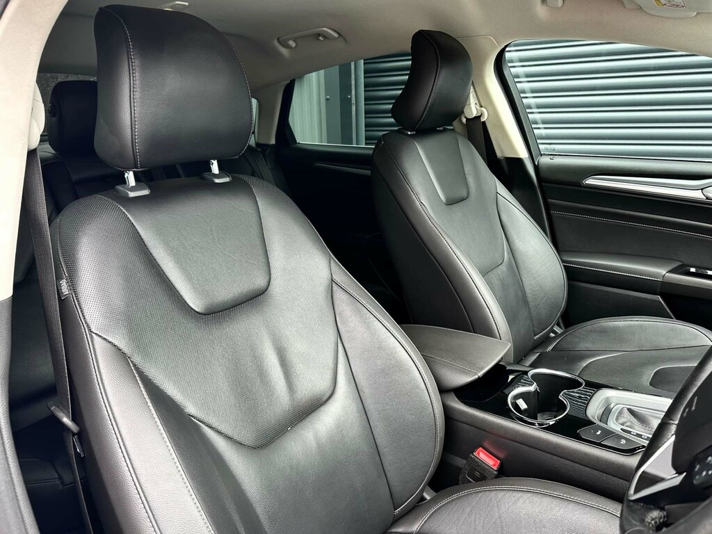 Ford Mondeo Hatchback Blue #26