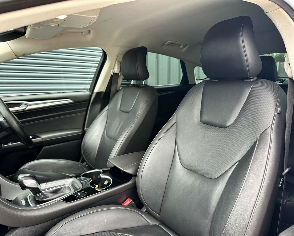Ford Mondeo Hatchback Blue #42